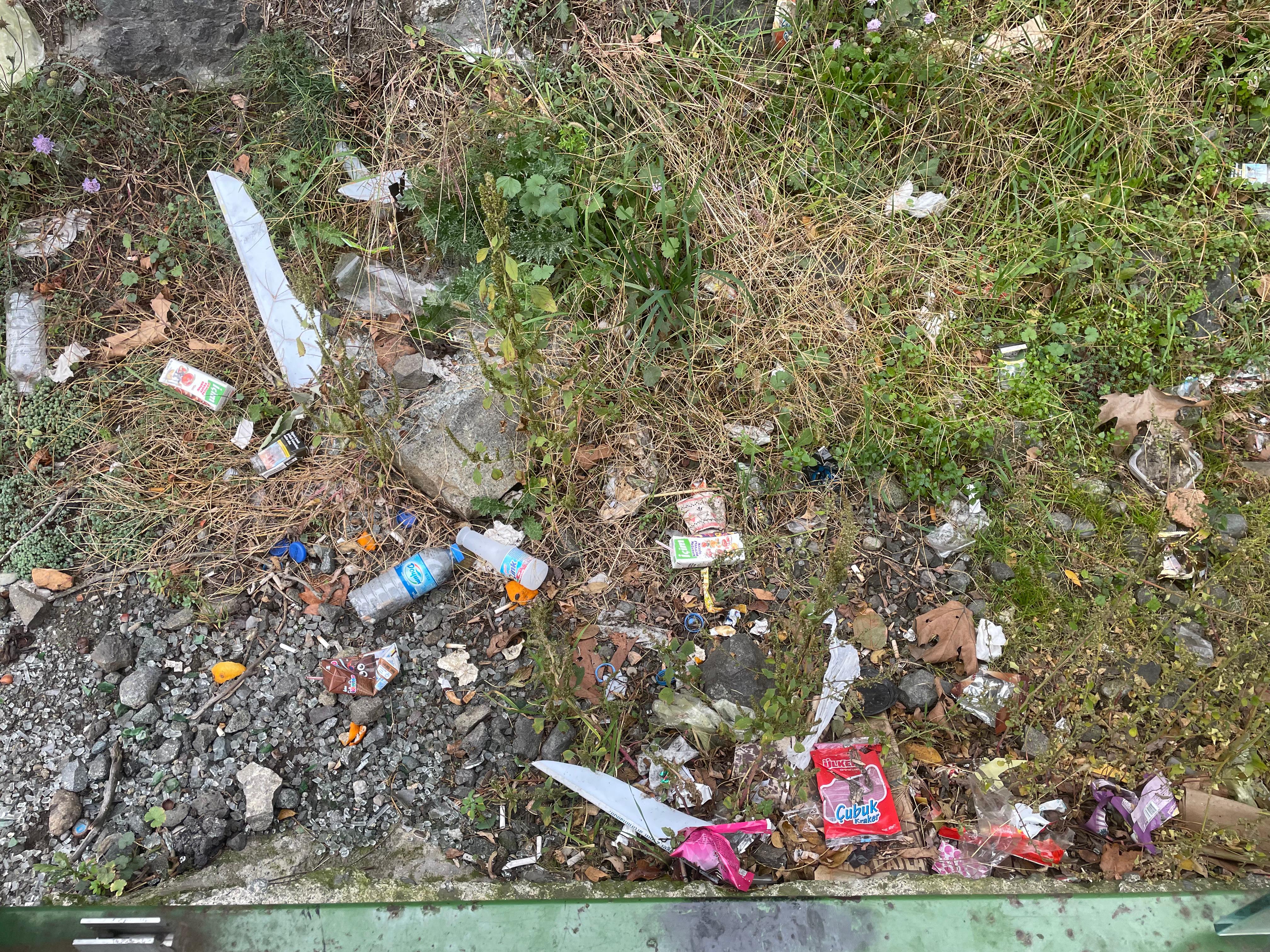 Kırık Durak Ve Çöp Görüntüsü Yoldan Geçenleri Şaşırtıyor (2)