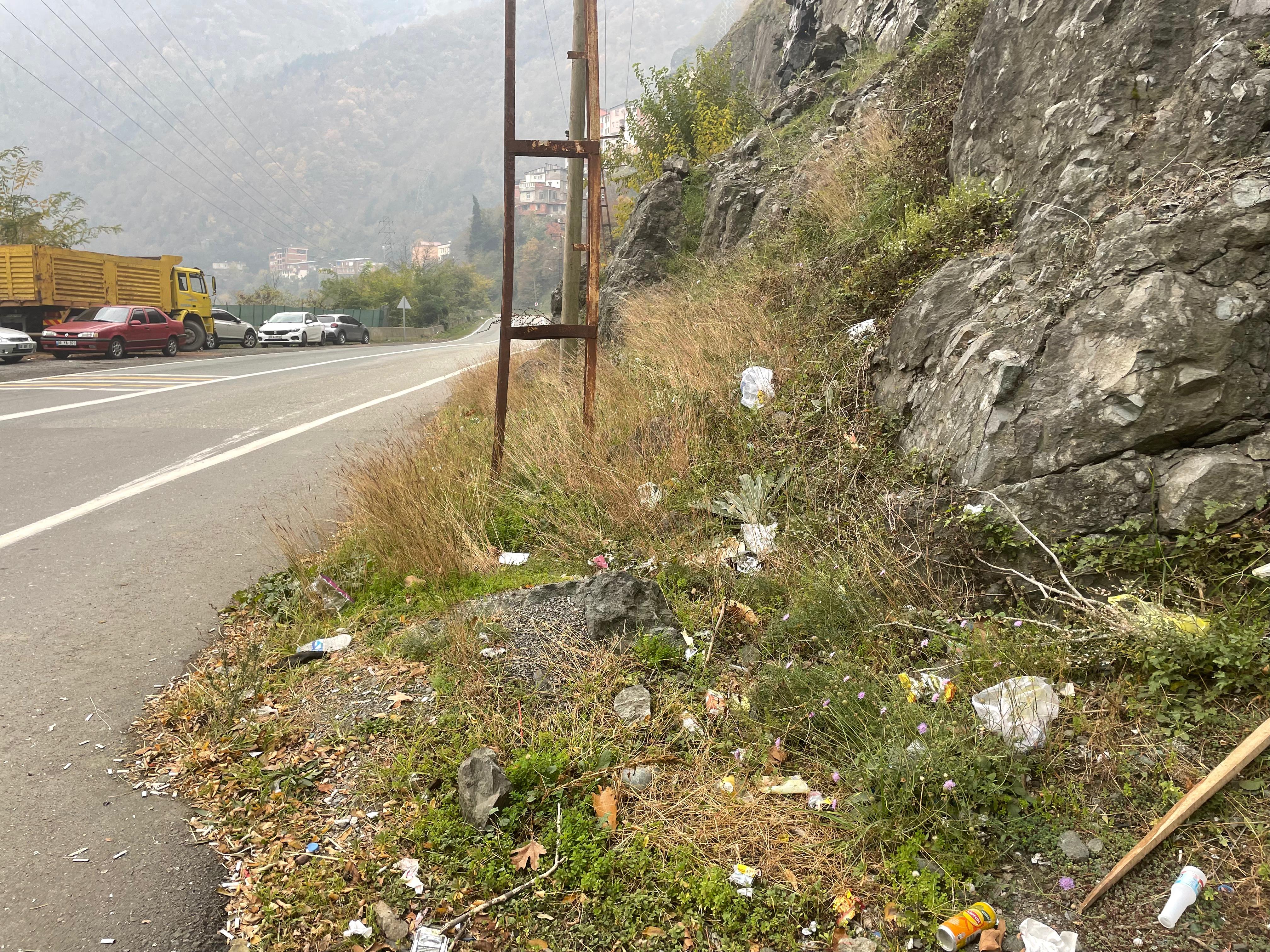 Kırık Durak Ve Çöp Görüntüsü Yoldan Geçenleri Şaşırtıyor (3)