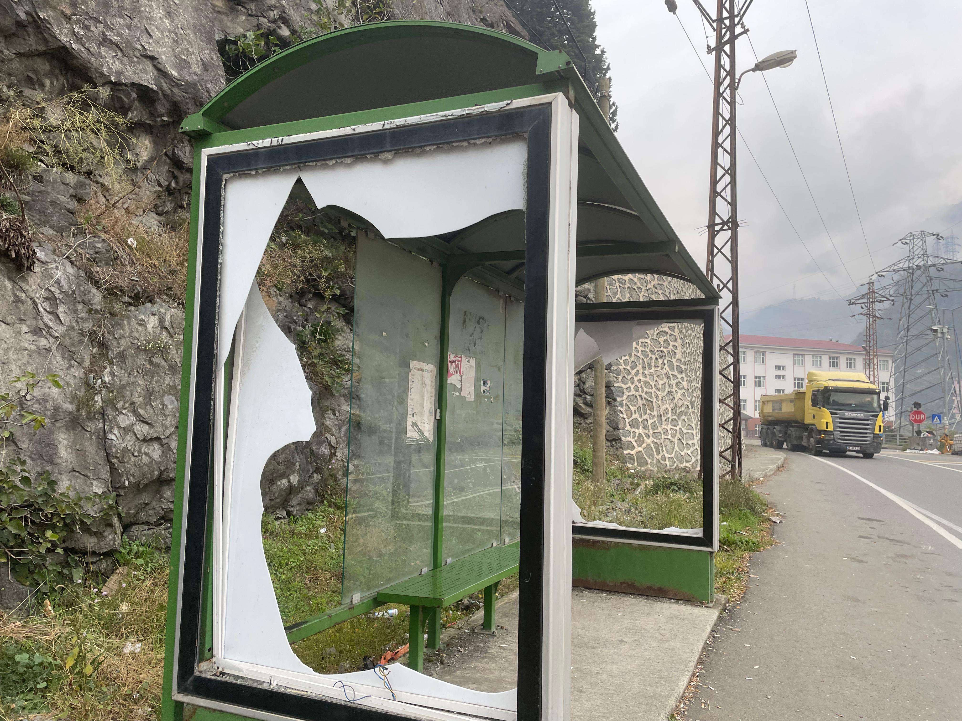 Kırık Durak Ve Çöp Görüntüsü Yoldan Geçenleri Şaşırtıyor (4)