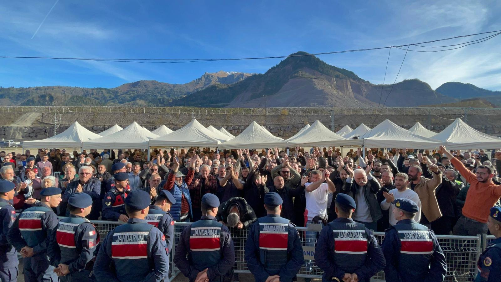 Murgul’da Halk Toplantıyı Başlamadan Bitirdi (6)