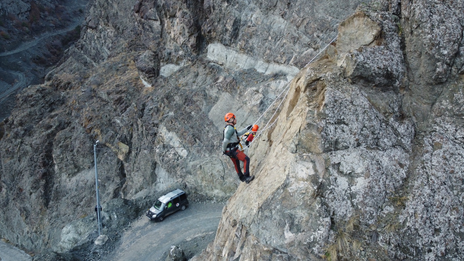 Endüstriyel Dağcılar Sarp Kayalıklarda Görev Başında-3