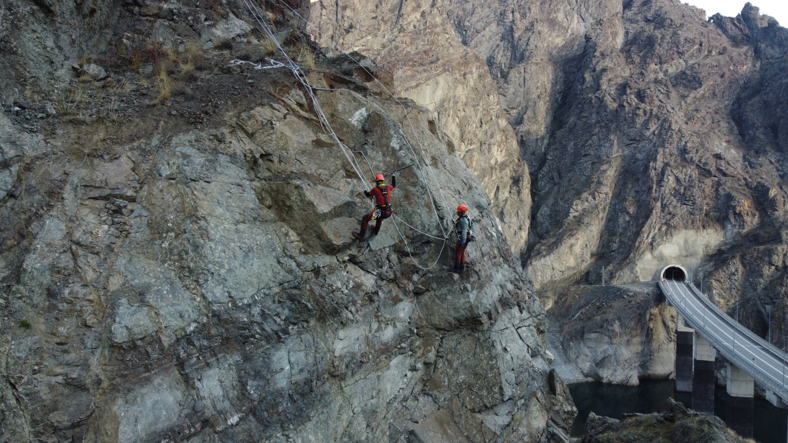 Endüstriyel Dağcılar Sarp Kayalıklarda Görev Başında-2