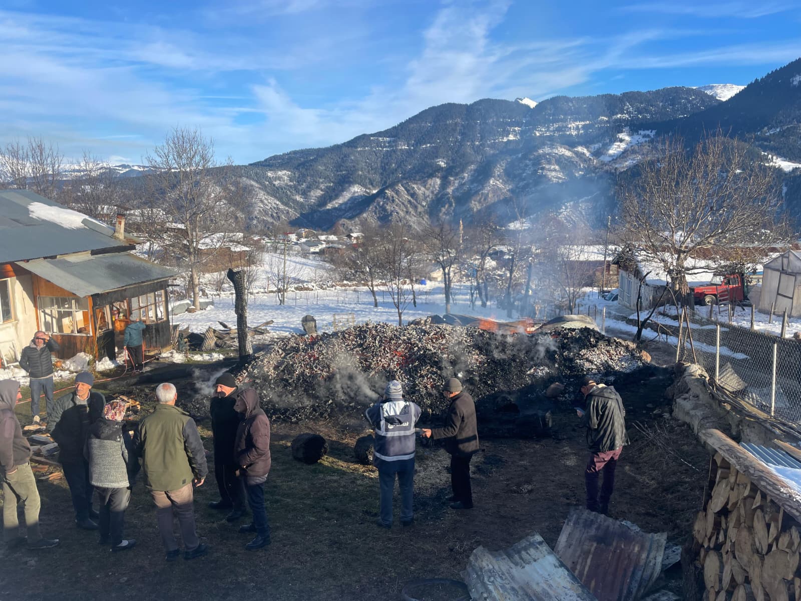 Ardanuç Tosunlu Köyünde Ahır Yangını-2