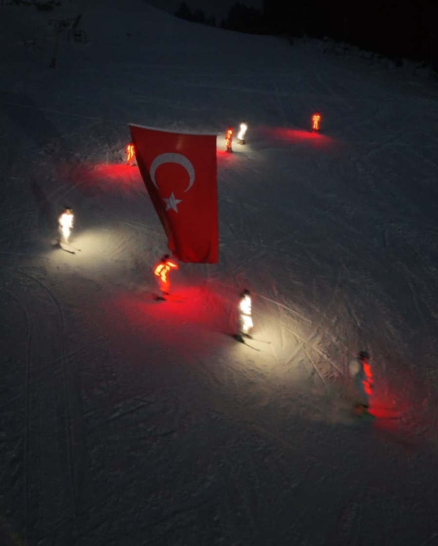 Kar Şenliği Led Işıklı Kayak Gösterisiyle Sona Erdi