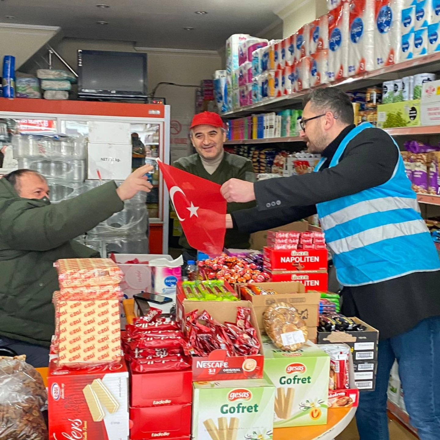 Ülkü Ocakları’ndan Artvin Esnafına Türk Bayrağı-2