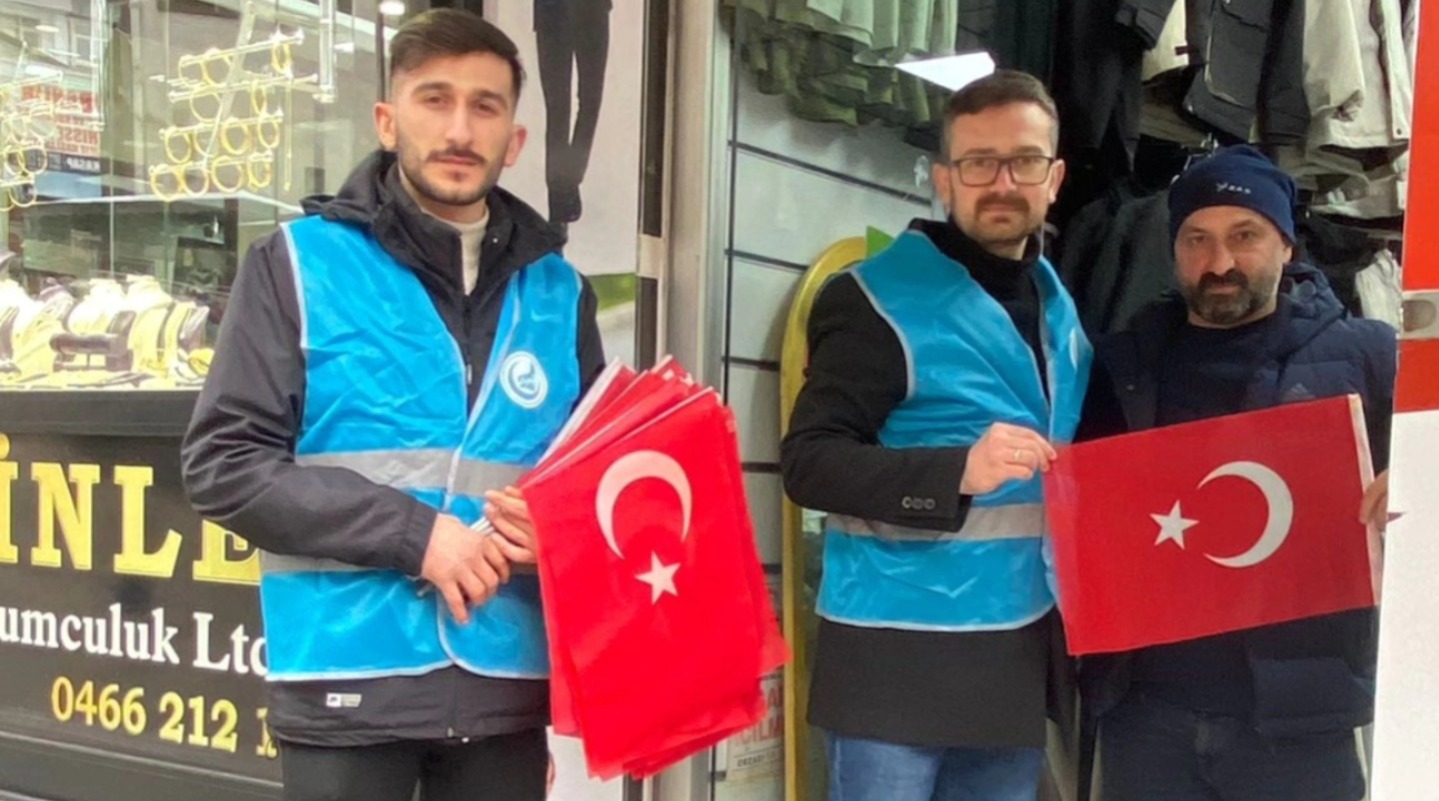 Ülkü Ocakları’ndan Artvin Esnafına Türk Bayrağı-3