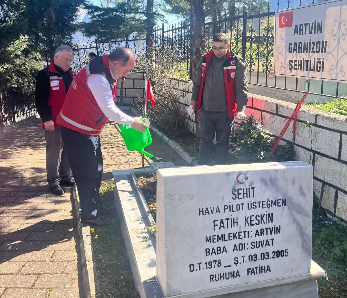 Şehit Kabirleri Bayrama Hazırlanıyor-3