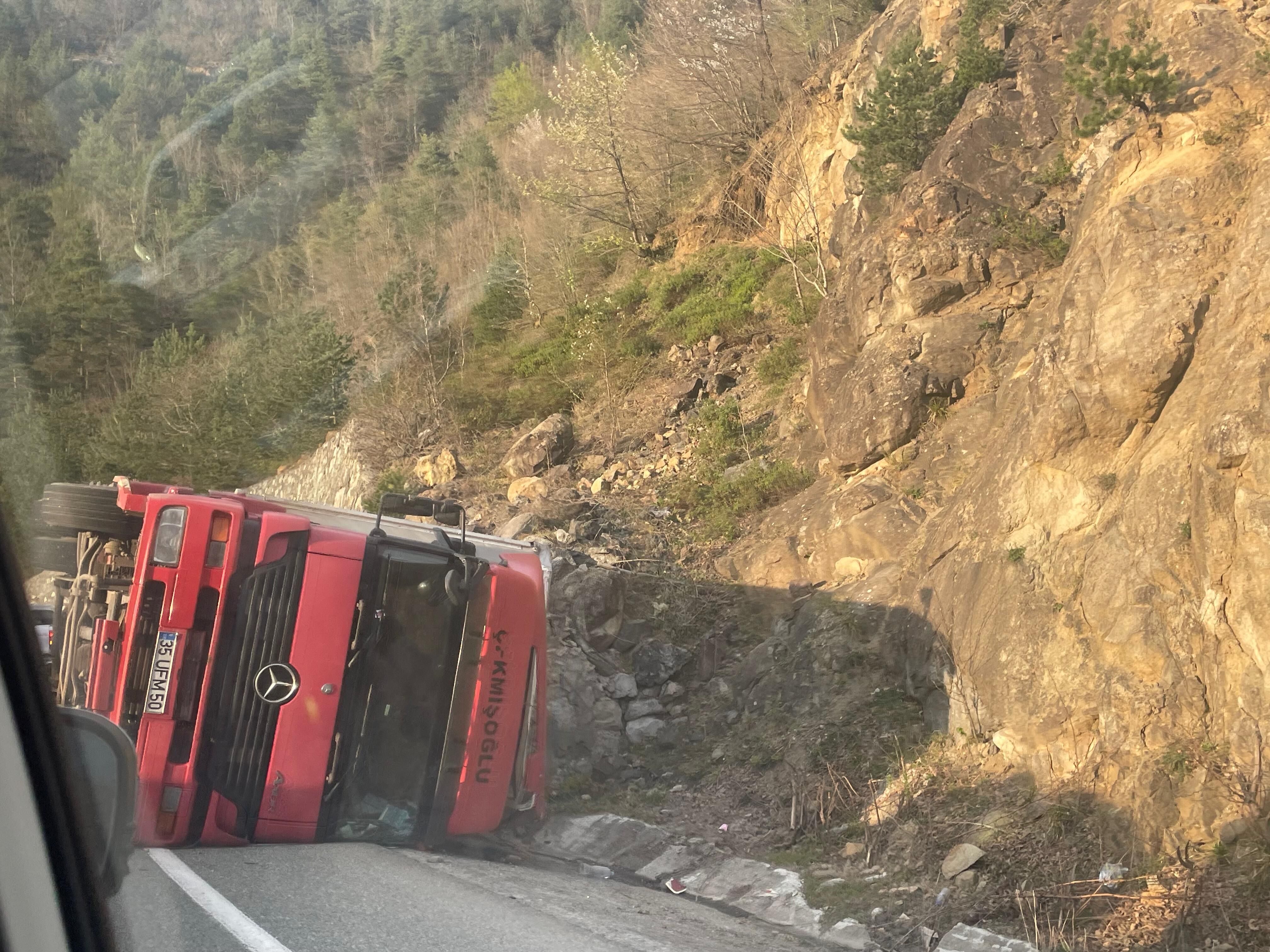 Borçka-Artvin Yolunda Tır Devrildi