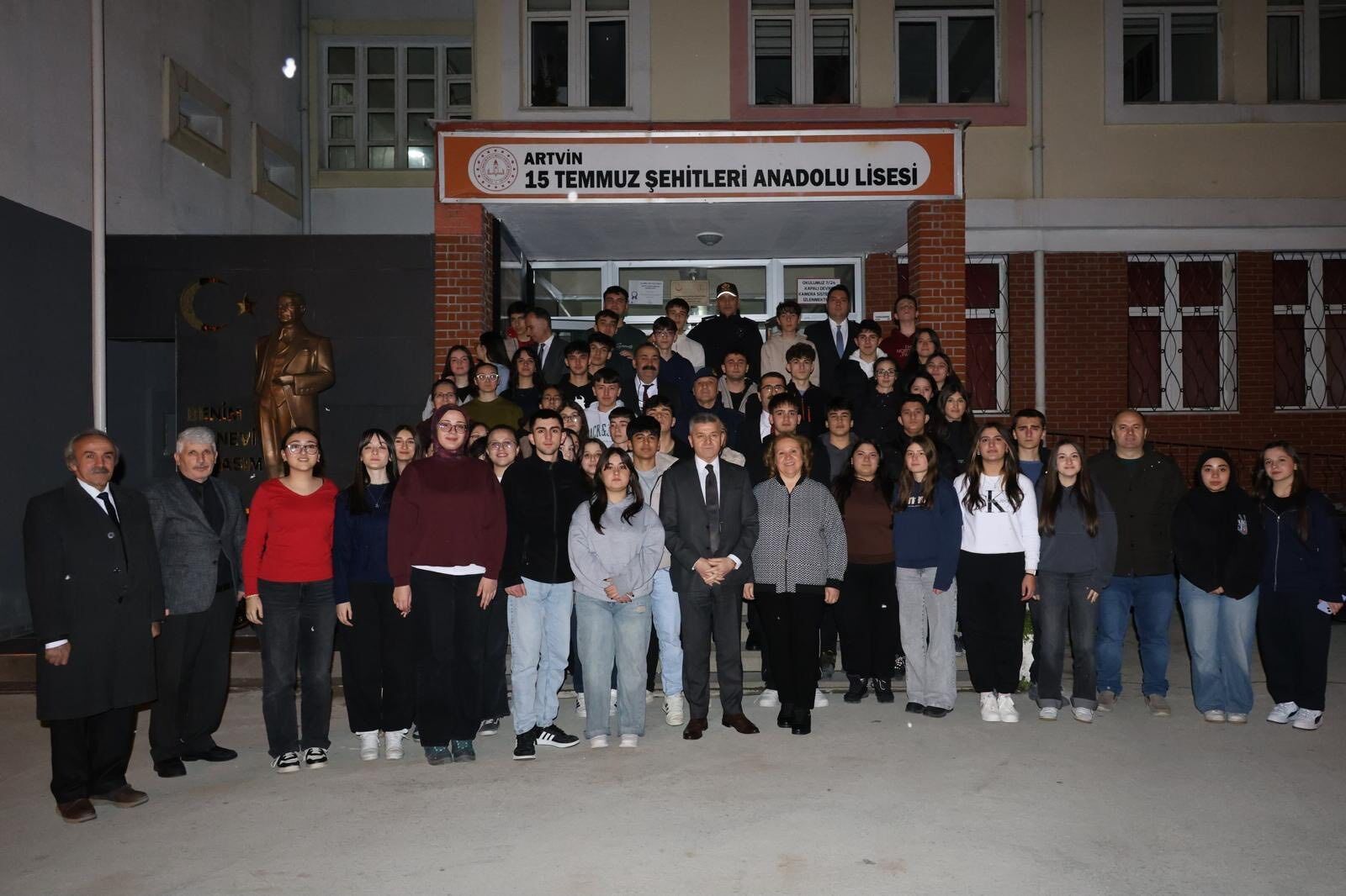 Lise öğrencileriyle iftarda buluştu-2