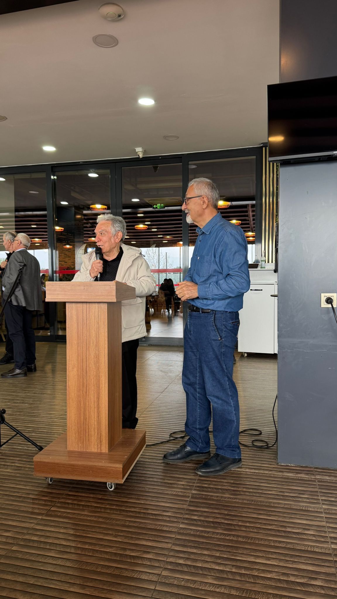 E205B359 5819 4747 B62D 5Eec8C9277C3