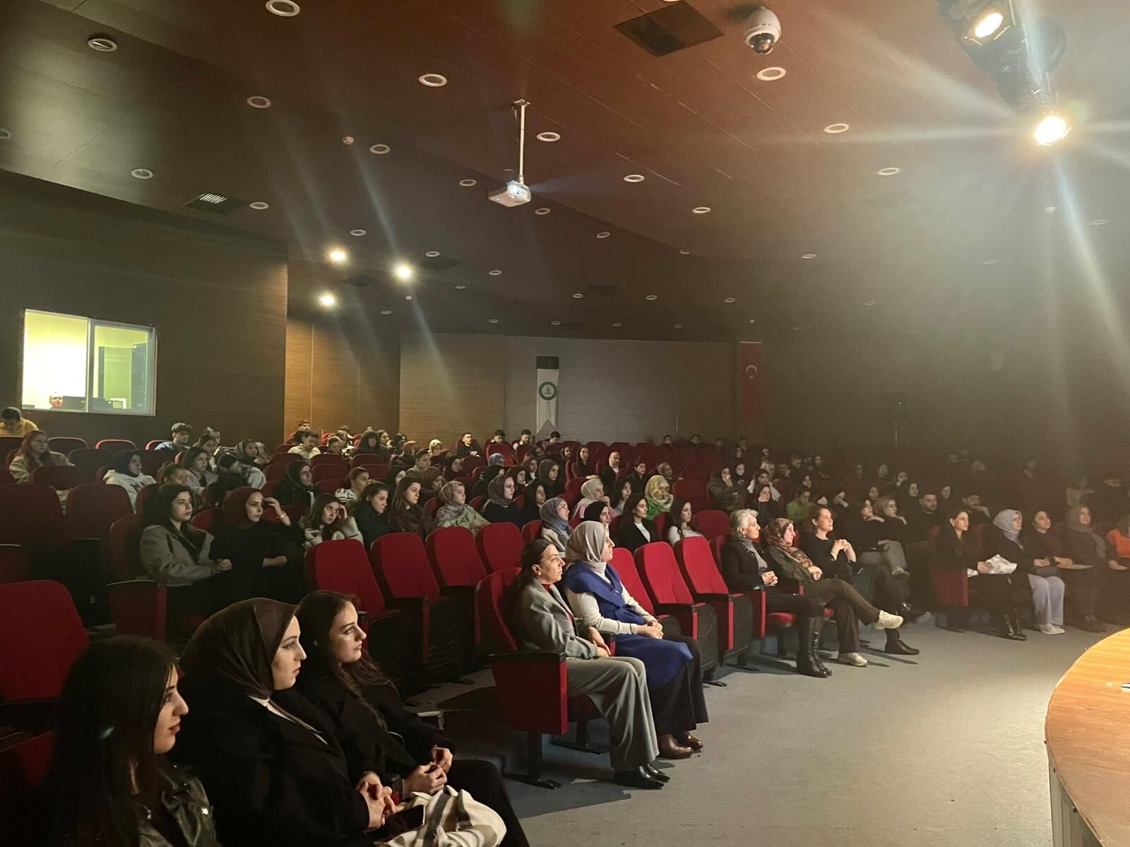 Genel Cerrahi Uzmanı Öğrencileri Bilgilendirdi (1)