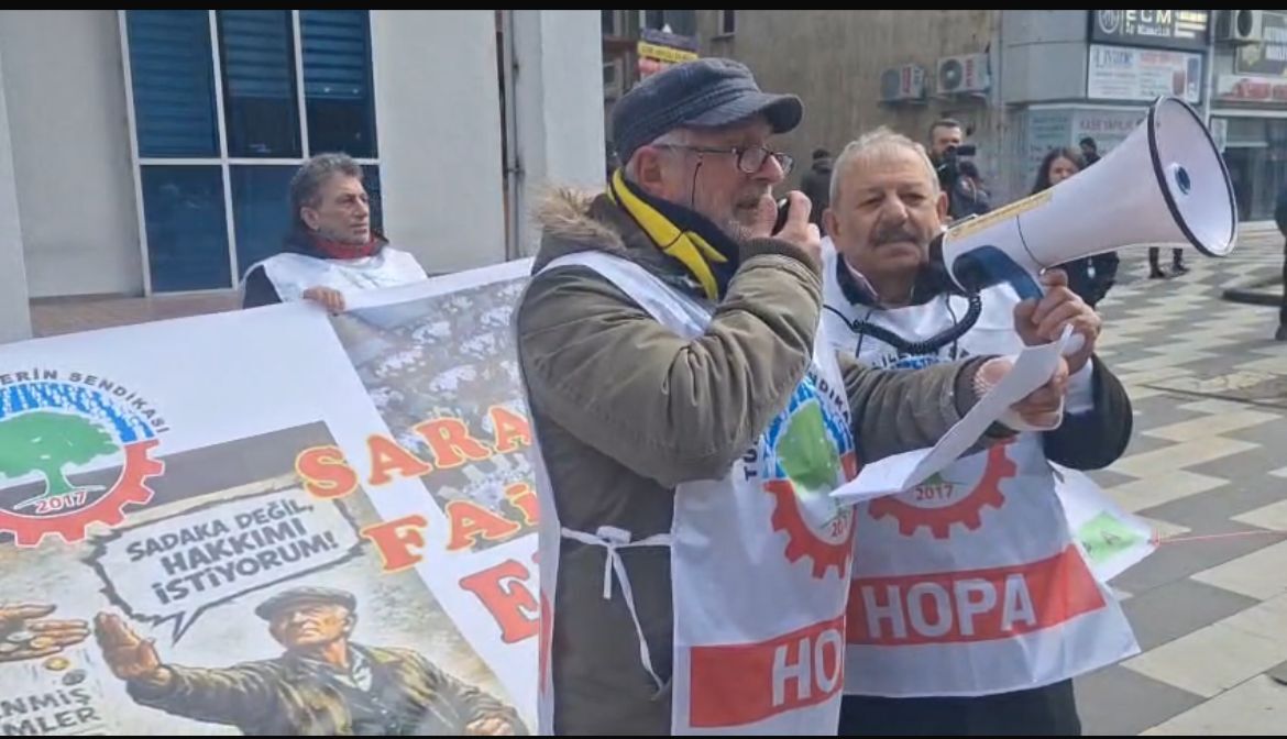 Hopa’da Tüm Emeklilerin Sendikası Üyeleri, Emeklilerin Ekonomik Sorunlarına Dikkat Çekmek Amacıyla Yürüyüş Ve Basın Açıklaması Düzenledi (1)