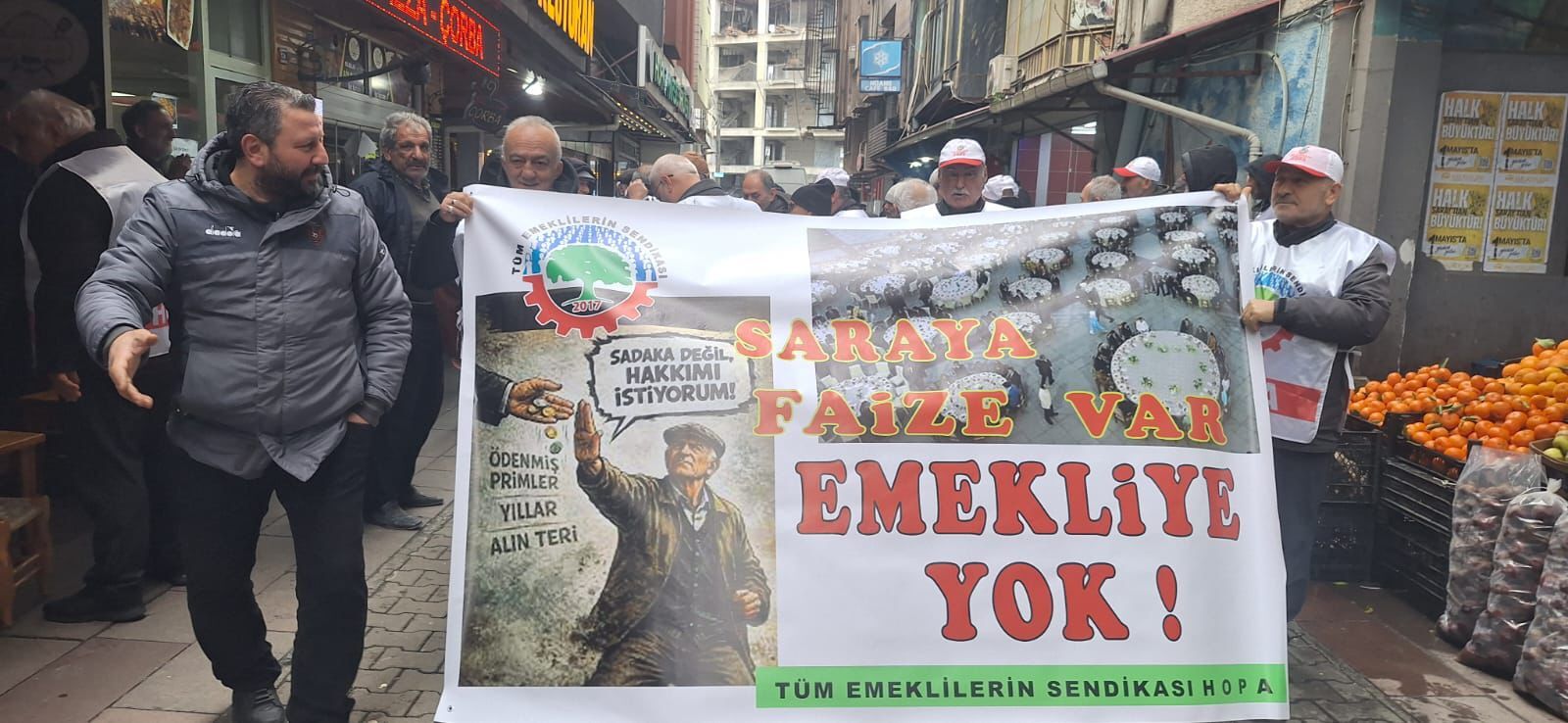 Hopa’da Tüm Emeklilerin Sendikası Üyeleri, Emeklilerin Ekonomik Sorunlarına Dikkat Çekmek Amacıyla Yürüyüş Ve Basın Açıklaması Düzenledi (2)