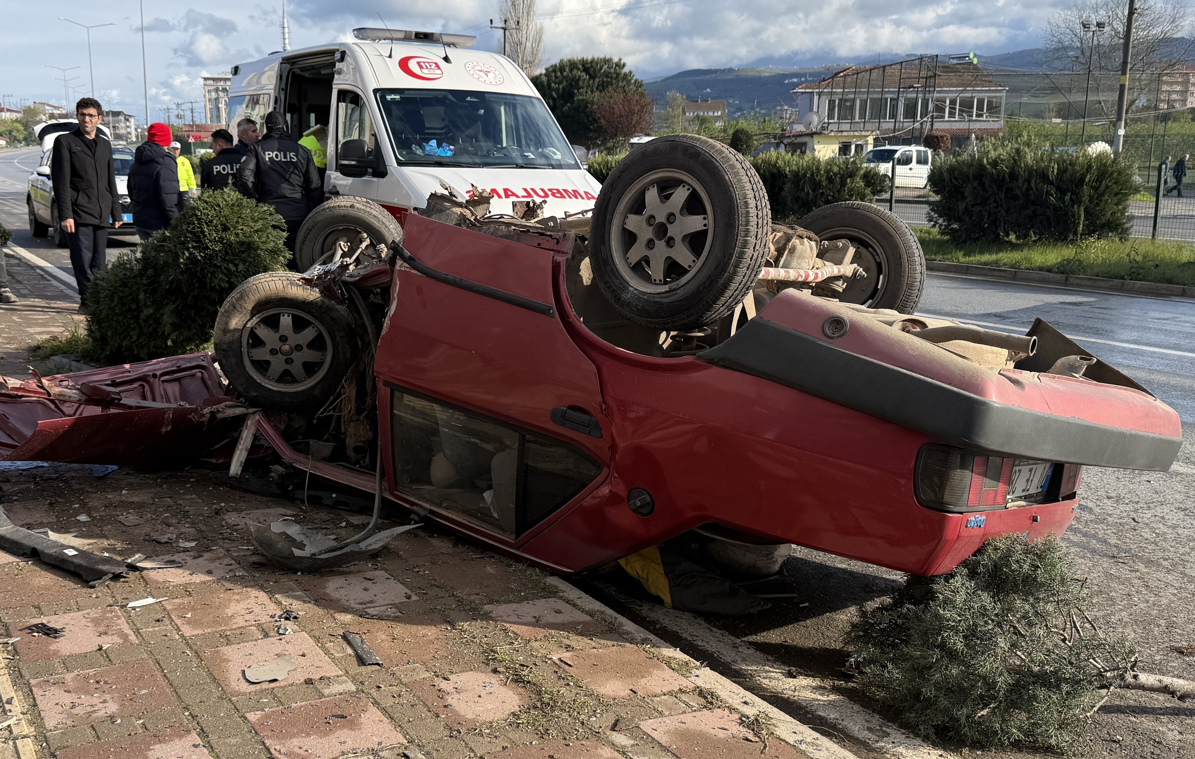 Samsun'da devrilen otomobilin sürücüsü yaralandı