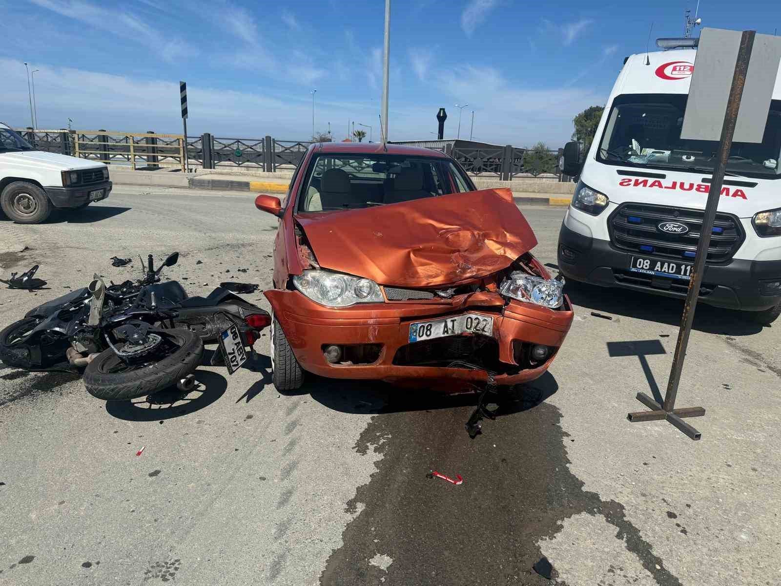 Arhavi'de Otomobil ile Motosiklet Çarpıştı: 1 Ölü