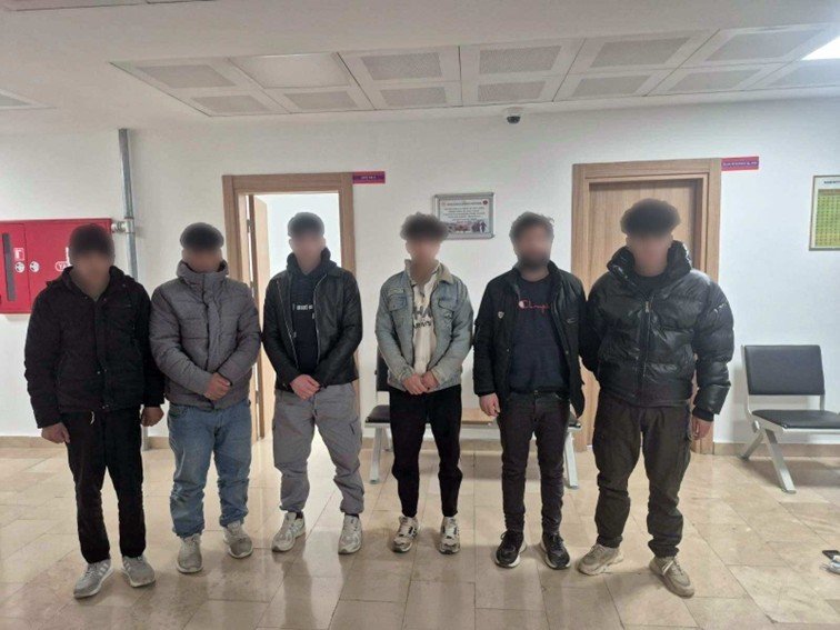 Kaçak Göçmenler Otomobil Bagajında Yakalandı