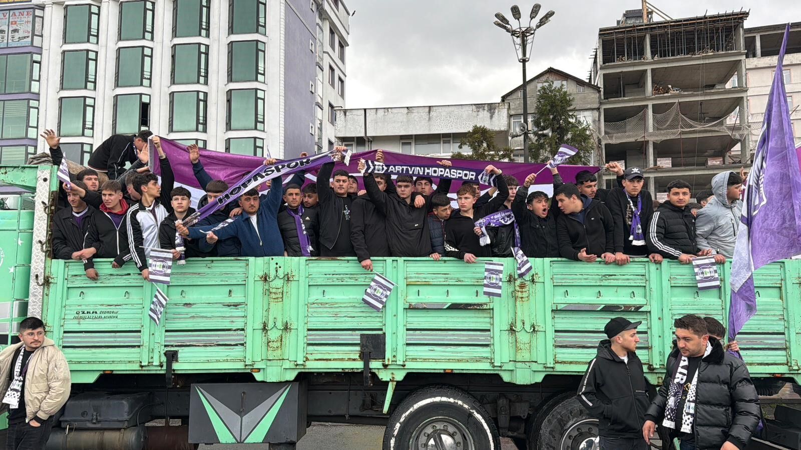 Amatör Maçta İlginç Görüntüler: Taraftarlar Kamyon Kasasında Maça Gitti