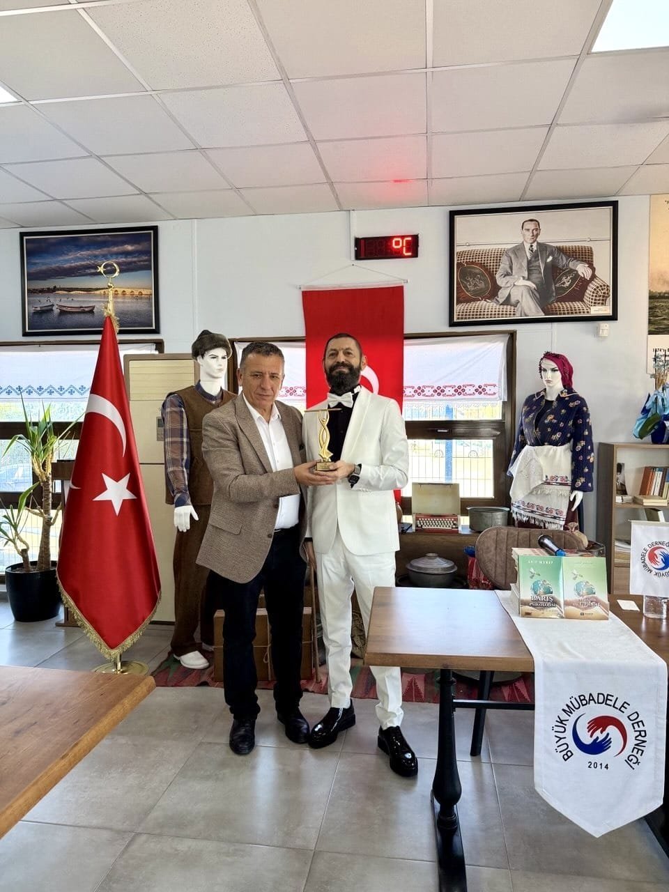 Akif Manaf’a Büyük Mübadele Derneği’nden Evrensel Kardeşlik ve Barış Ödülü