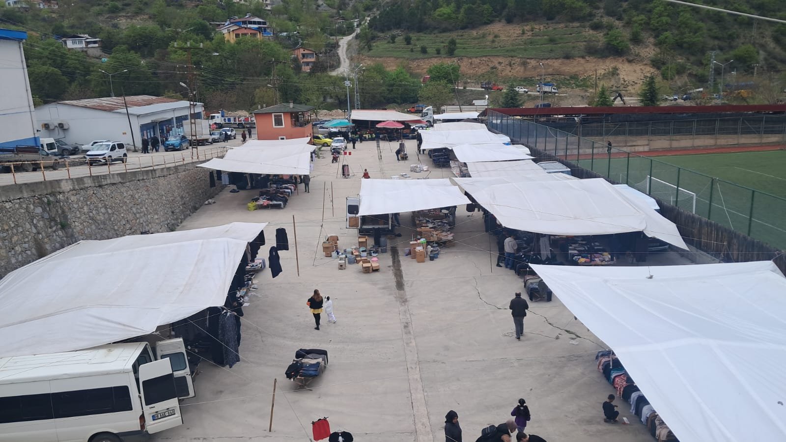 Ardanuç pazarında sessiz kalabalık 3