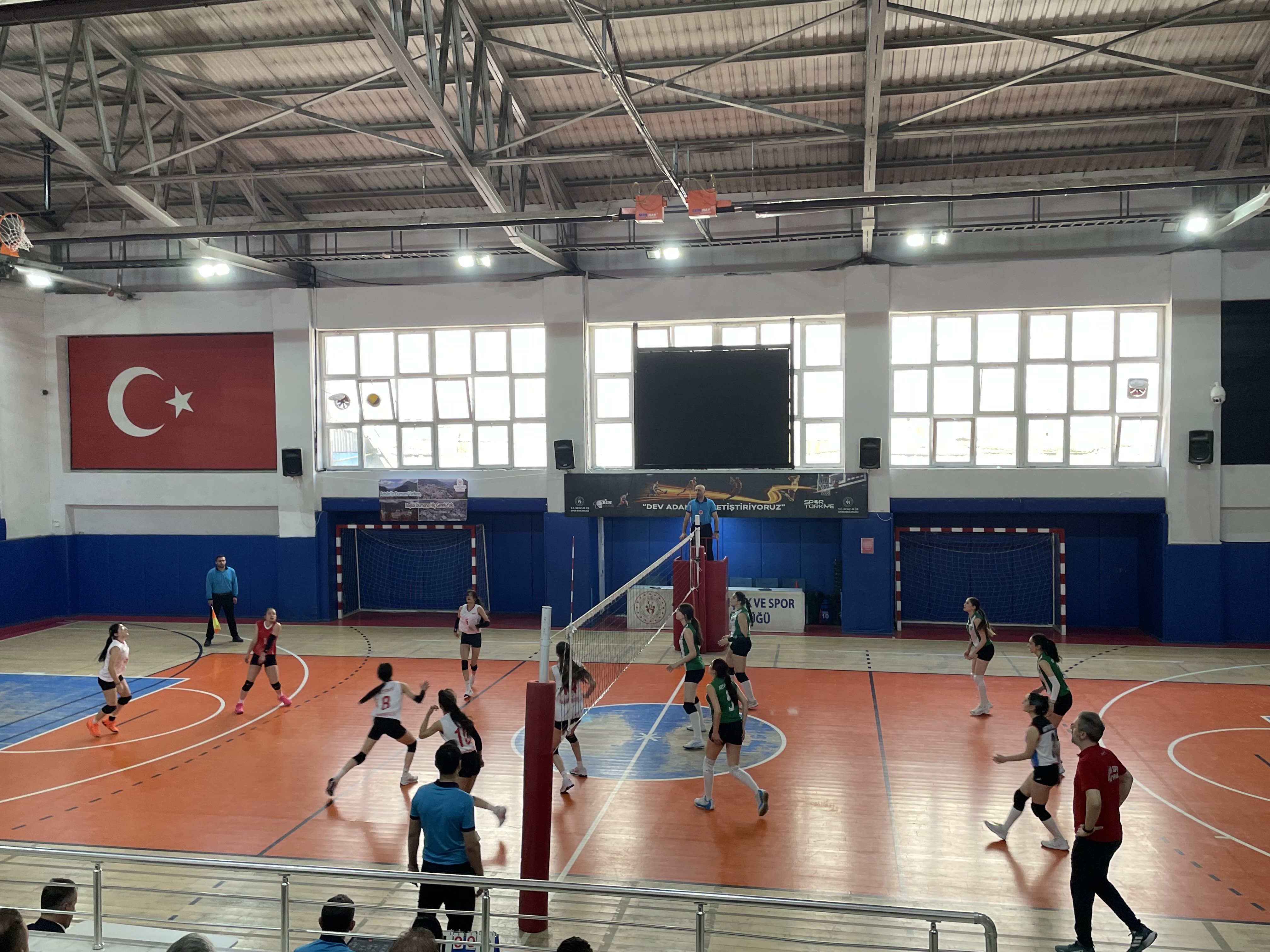 Genç Kızlar Voleybol Grup Müsabakaları Başladı