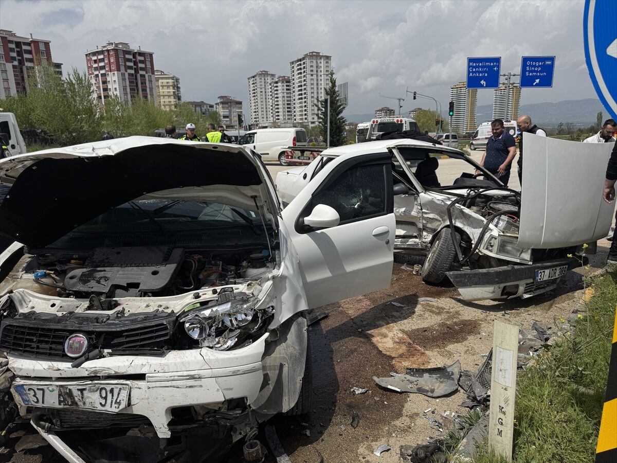 Kastamonu'da iki otomobilin çarpıştığı kazada 8 kişi yaralandı