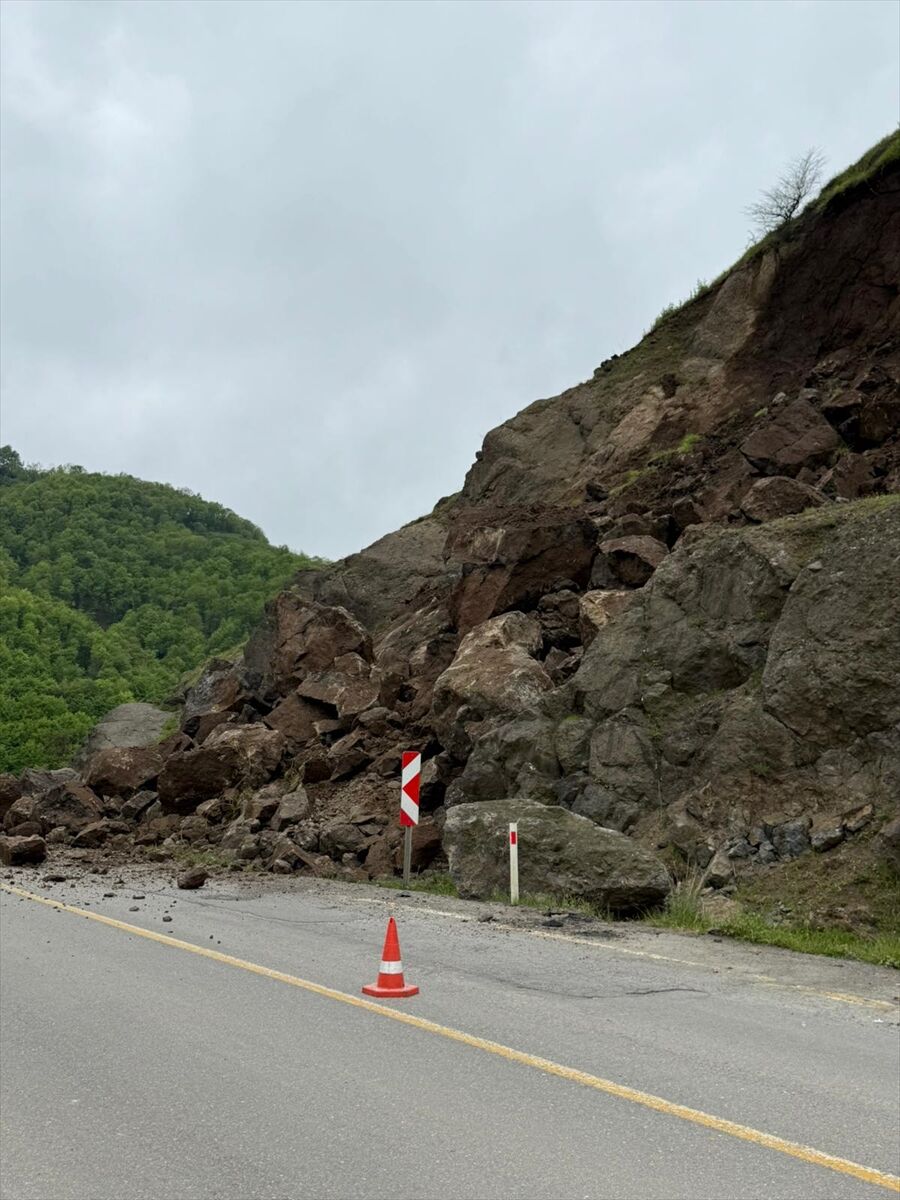 Samsun-Asarcık kara yolunda heyelan meydana geldi