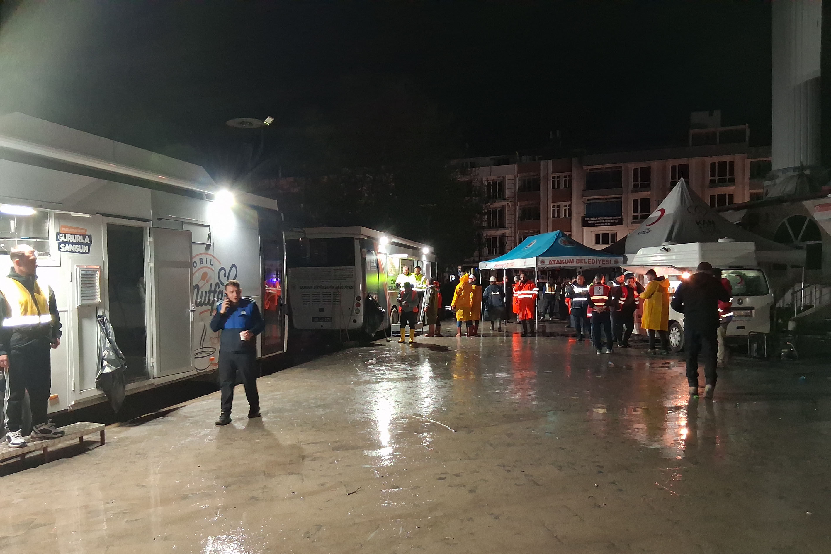 Sel meydana gelen Havza'da ekipler için seyyar mutfak oluşturuldu