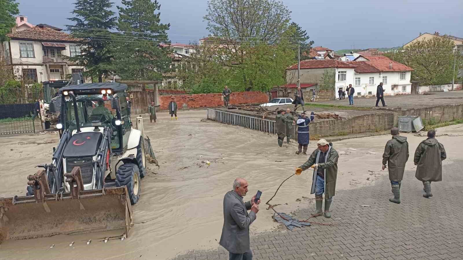 Havza'da kuvvetli sağanak etkili oldu, dere taştı