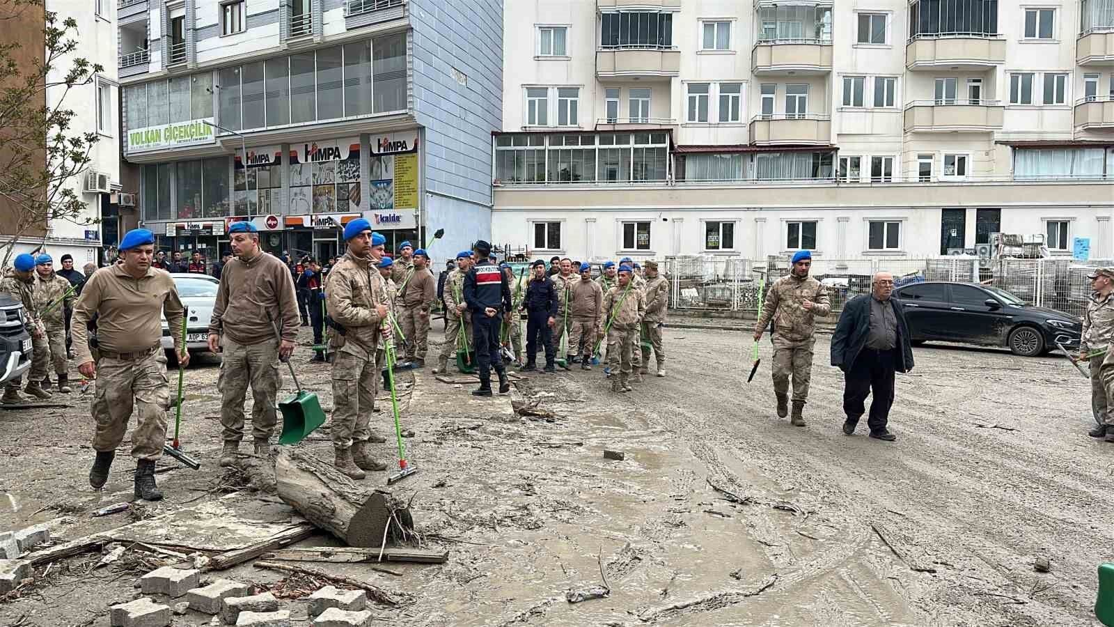 Havza'daki selde ekipler seferber oldu: Bin 63 personel sahada