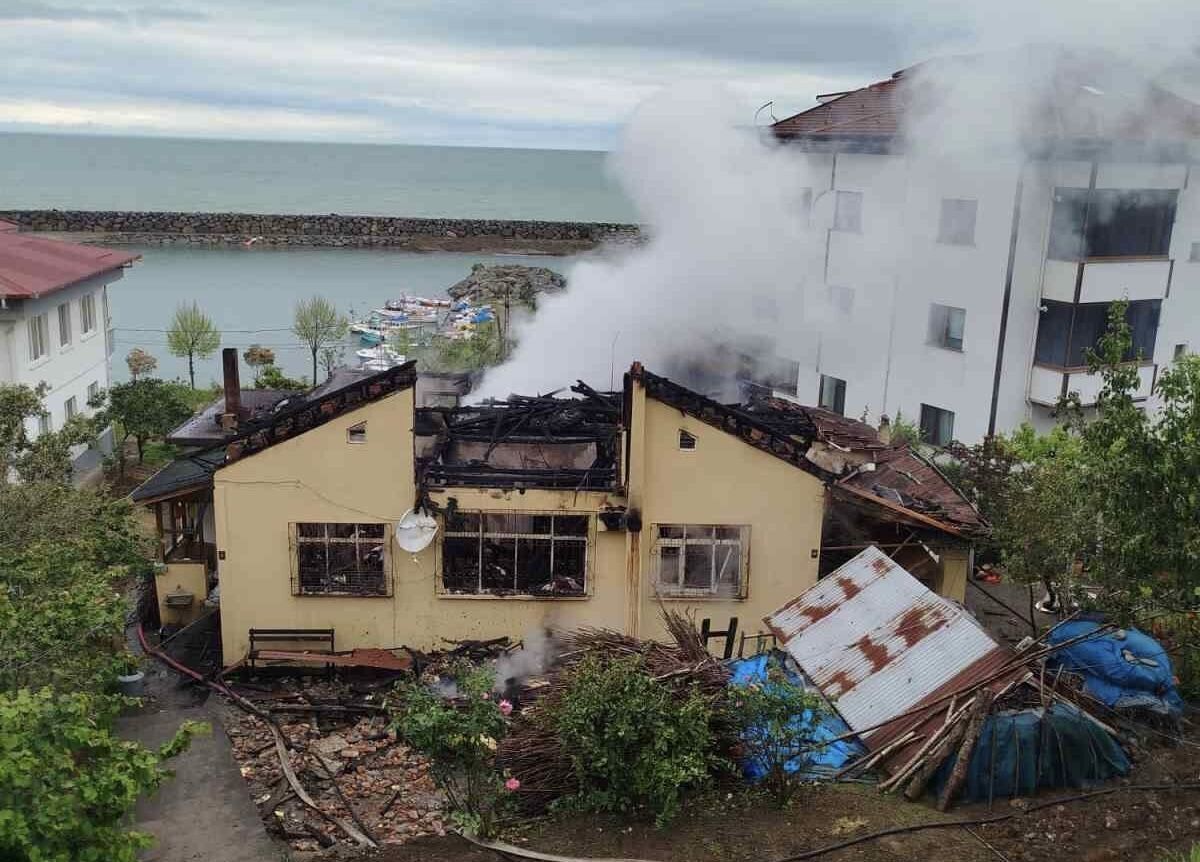 Trabzon'un Araklı ilçesinde yangında 2,5 ton fındık kül oldu