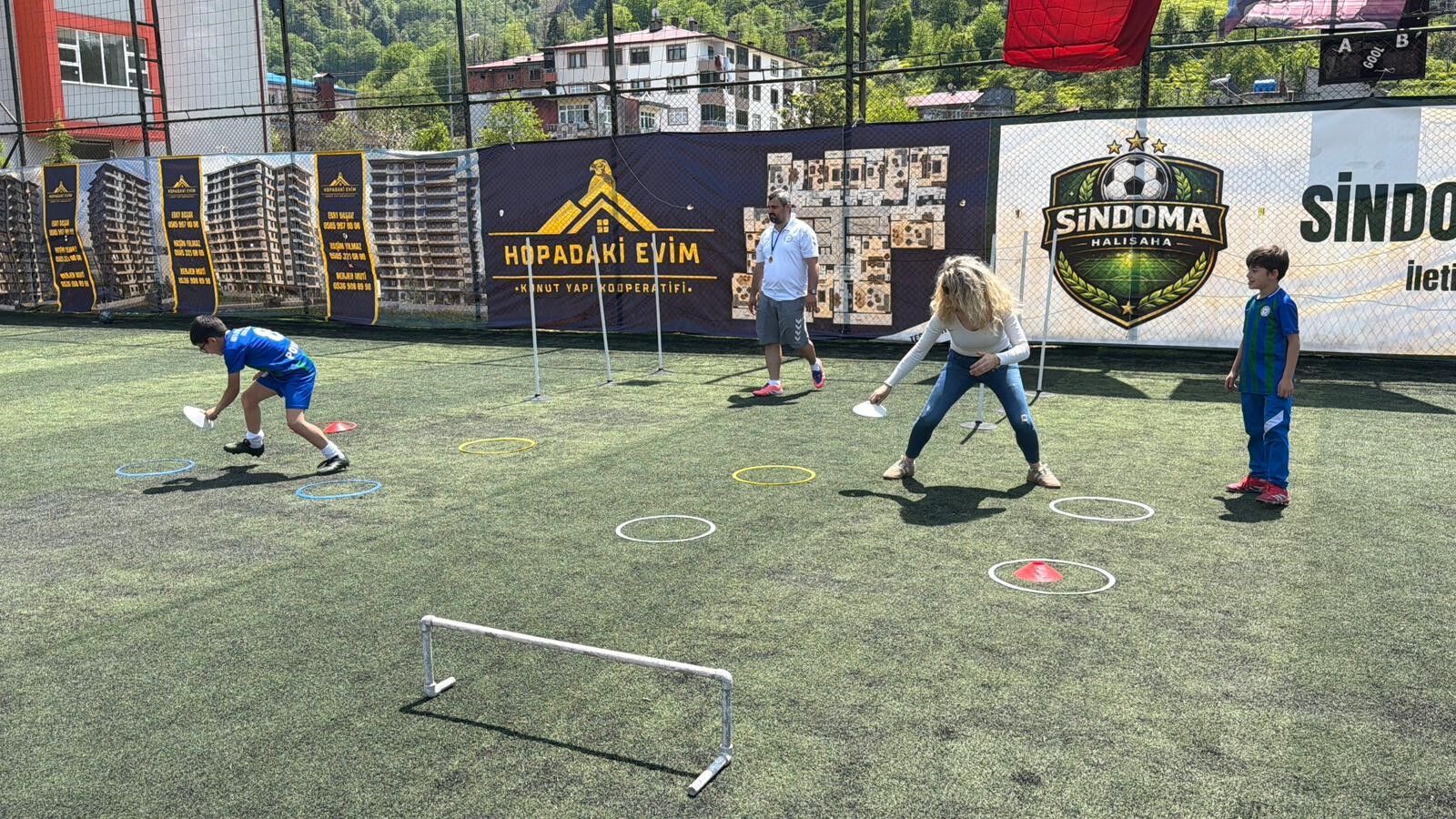 Hopa'da Anneler Günü Yeşil Sahada Kutlandı