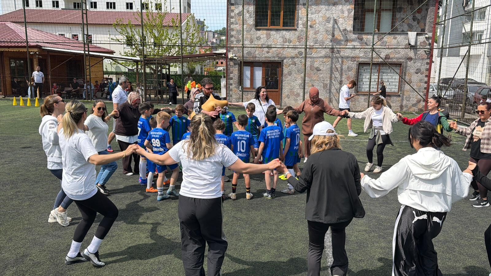 Hopa'da Anneler Günü Yeşil Sahada Kutlandı 1