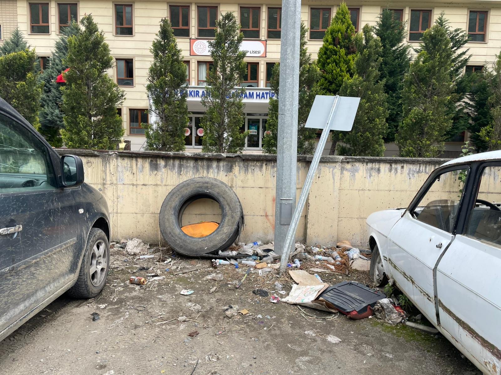 Okul Önü Çöplüğe Döndü (6)
