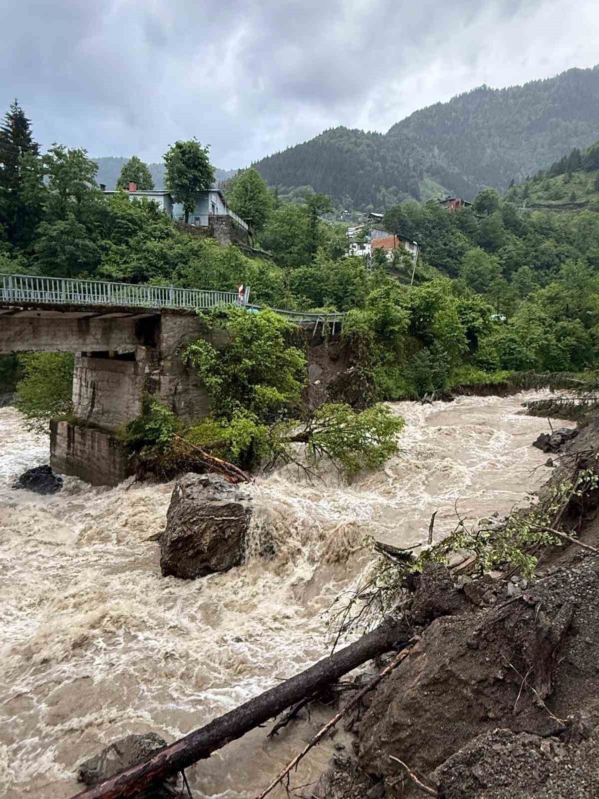 5 köyün ulaşımını sağlayan yol hasar gördü 1
