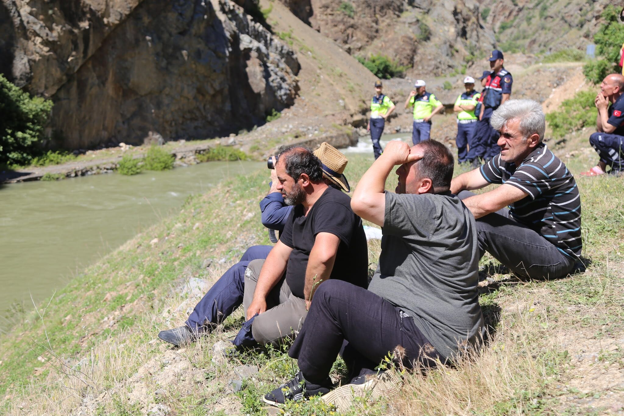Şavşat Deresi'nde kayıp baba ve oğlunu arama çalışmaları sürüyor 2