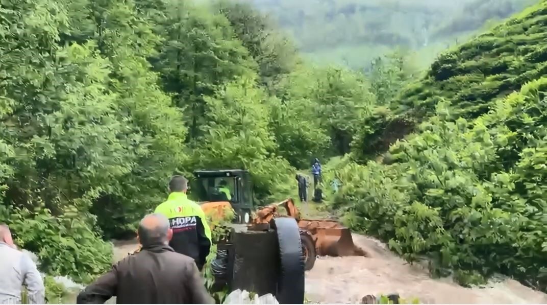 Taşan Dere 4 Çay İşçisini Mahsur Bıraktı, İmdatlarına Ekipler Yetişti
