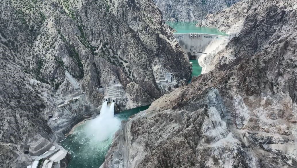 Yusufeli Barajı'nda kapaklar açıldı, gökkuşağı görüntüsü hayran bıraktı