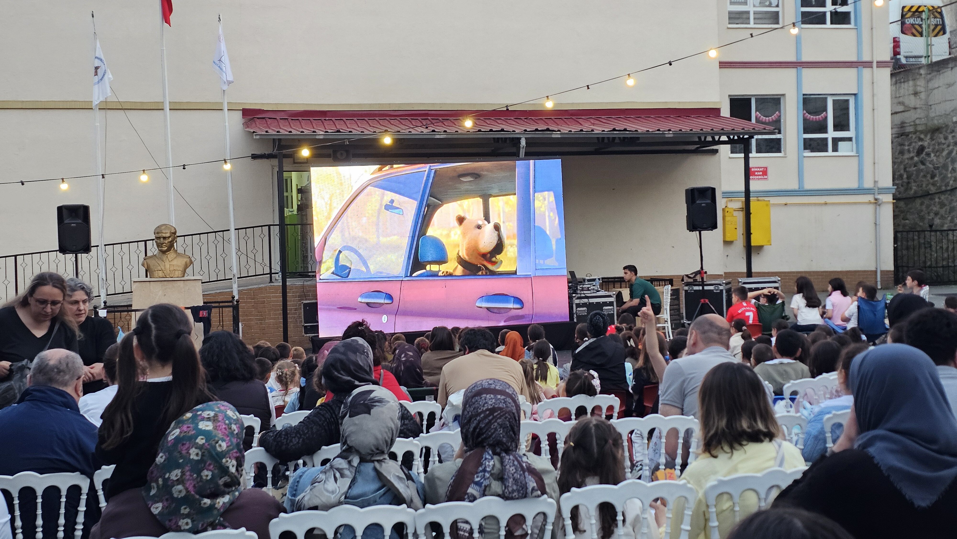 Okul Bahçesi Açık Hava Sinemasına Dönüştü-8