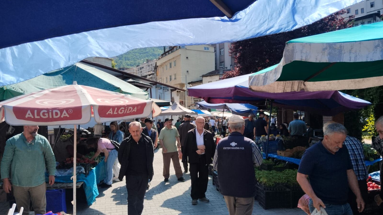 Artvin Semt Pazarında Etiketler İndi (2)