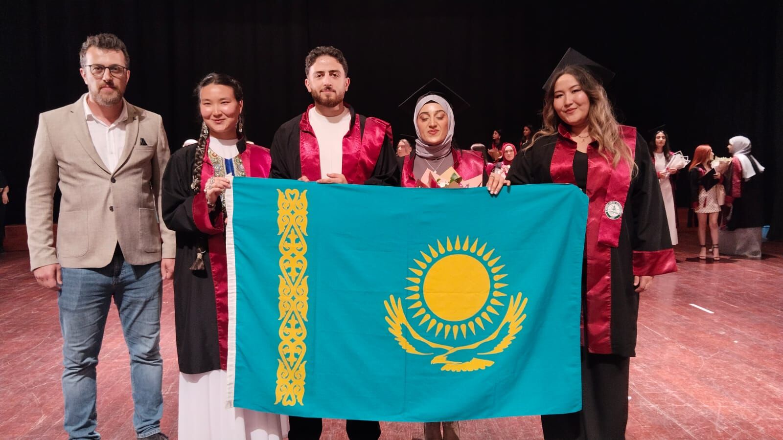 Fen Edebiyat Fakültesi Mezunlarını Verdi (5)