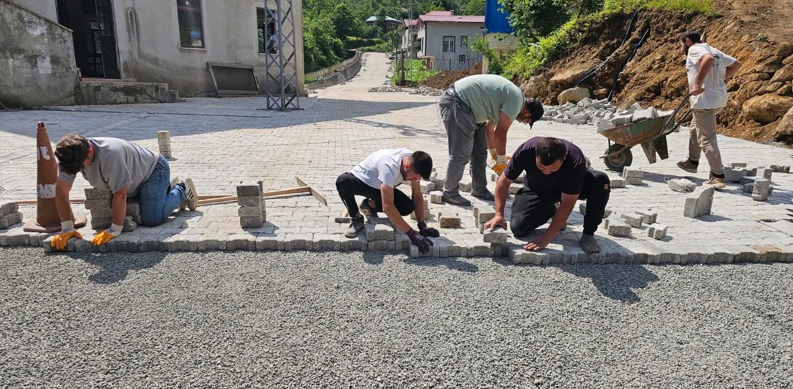 Artvin’de köy mahalle yollarına kilitli parke taşı
