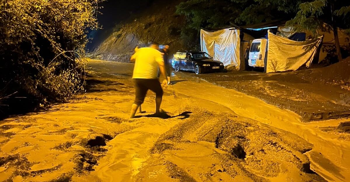 Artvin'de Gece Etkili Olan Sağanak Taşkınlara Neden Oldu