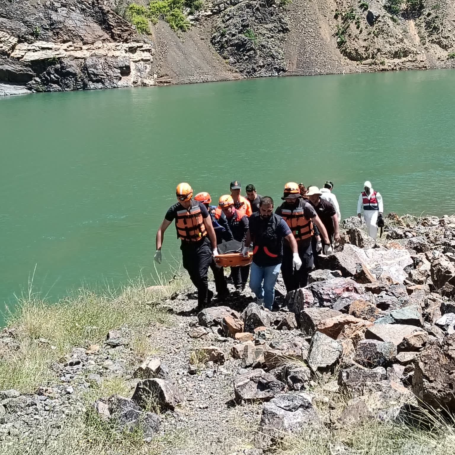 Şavşat Çayı'nda Kaybolan Babanın da Cansız Bedenine Ulaşıldı
