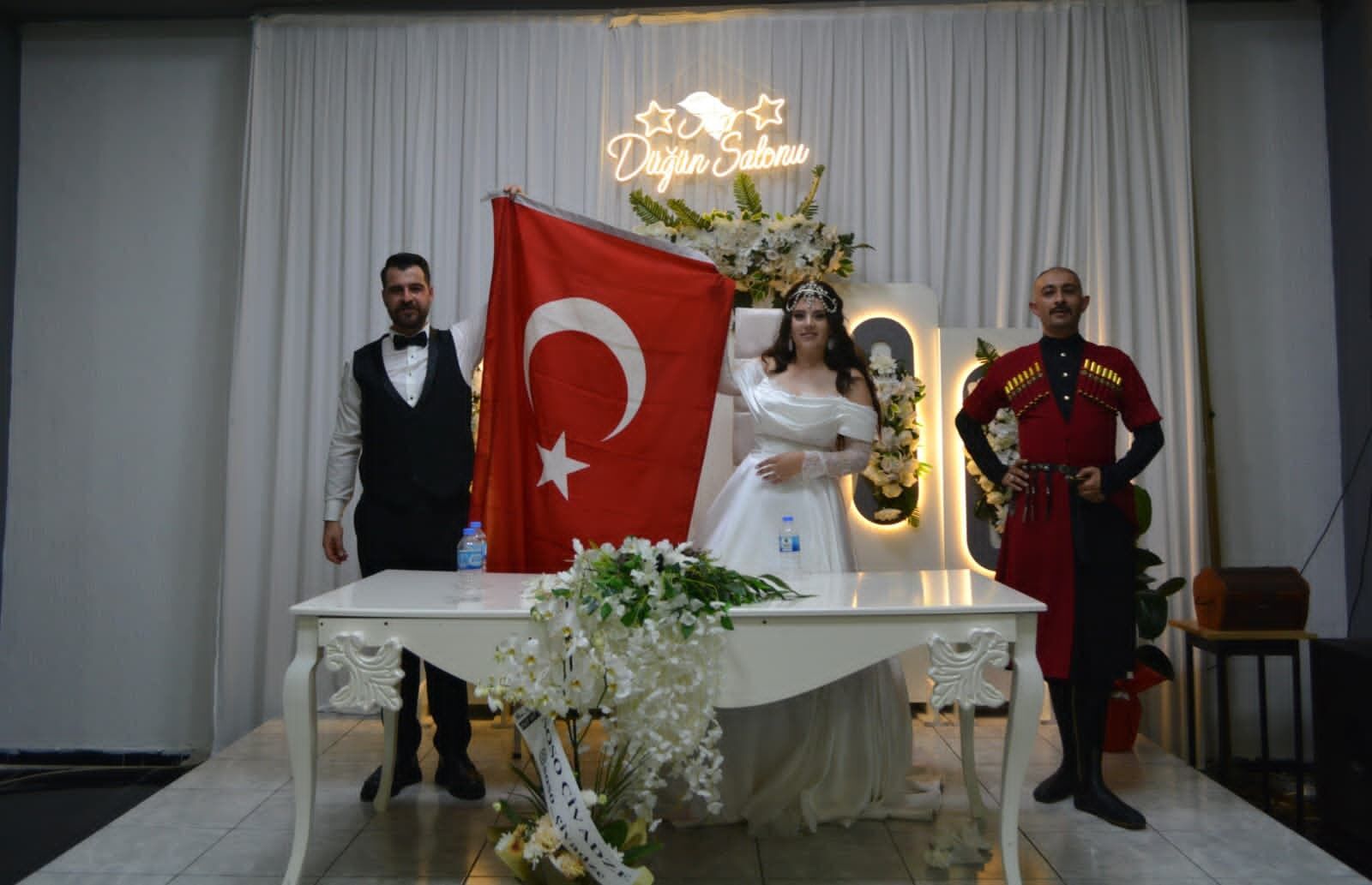 Emre ile Nazlıcan Görkemli Düğünle Dünyaevine Girdi-3