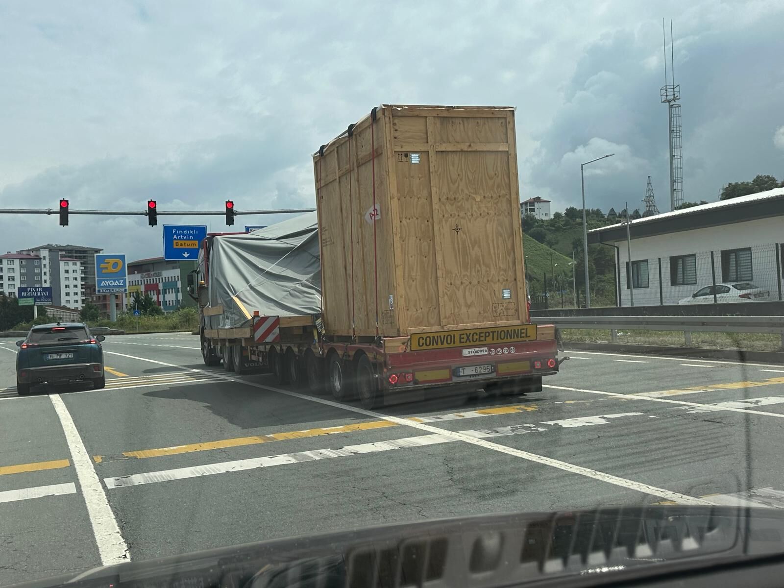 Karadeniz Sahil Yolu’nda Dev Araçlar: Trafikte Geçit Vermiyor!-1