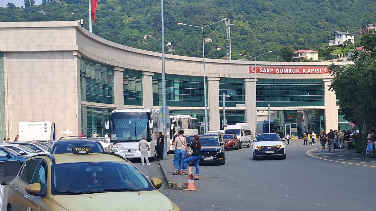 Sarp’ta ticaret Gürcistan’a kaydı: Esnaf kepenk kapatma endişesinde