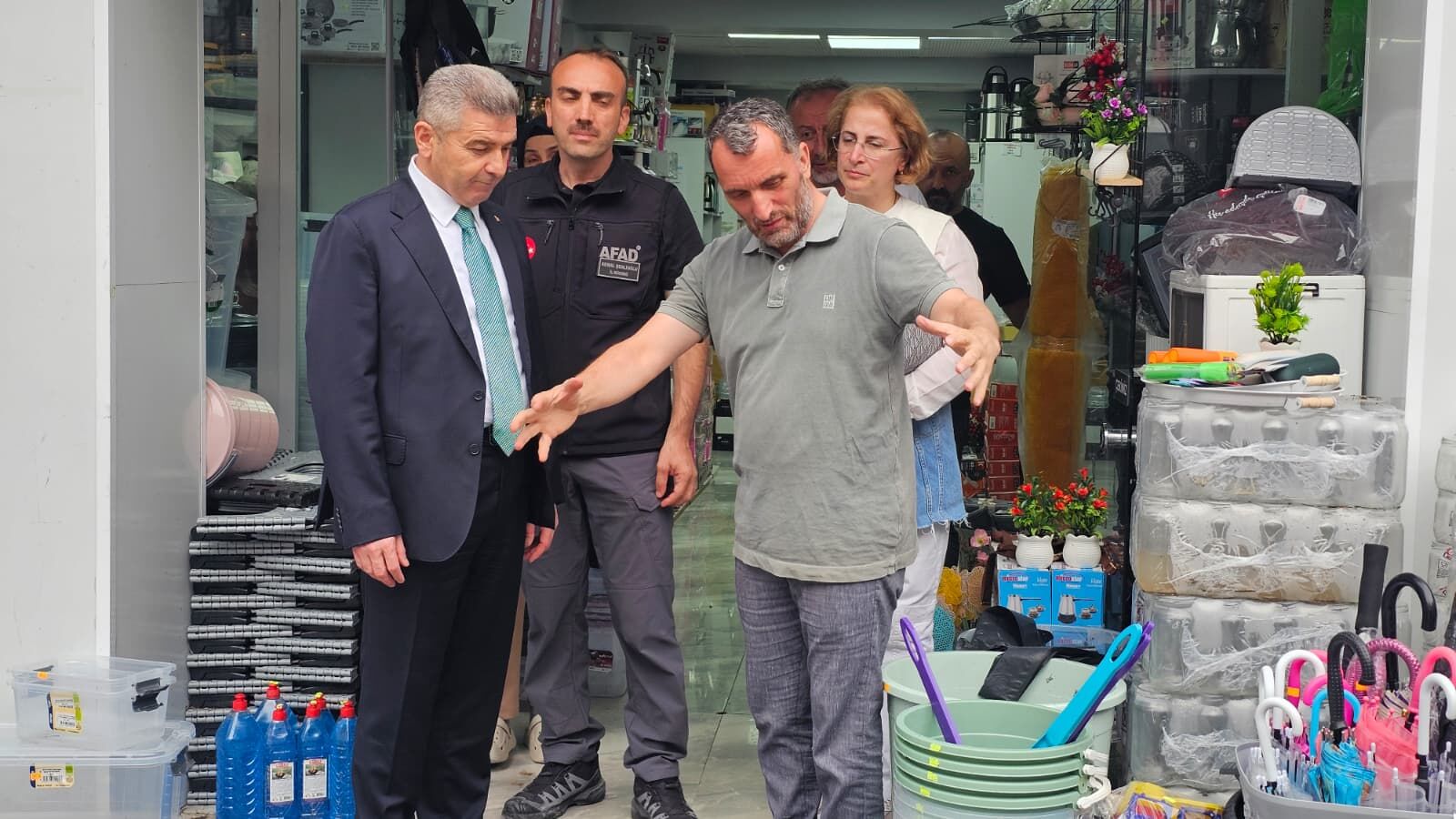 Yağıştan Etkilenen Esnafı Ziyaret Etti-2