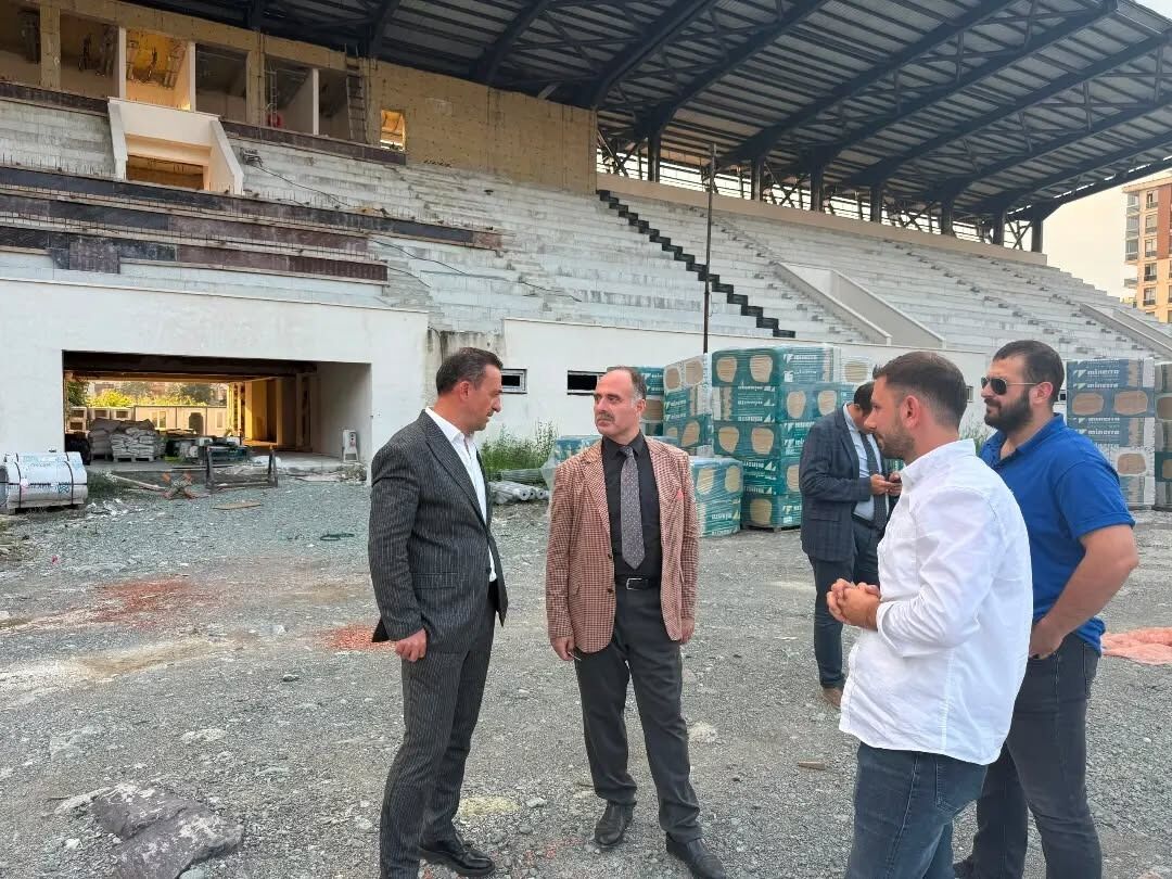 2-Hopa İlçe Stadı’nda Çalışmalar Sürüyor