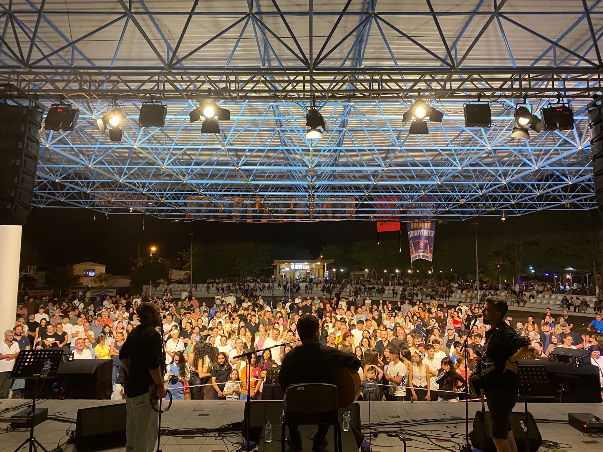 Yayla Trio Kemalpaşa’yı Coşturdu: Oyunun Sonu Gelmedi!
