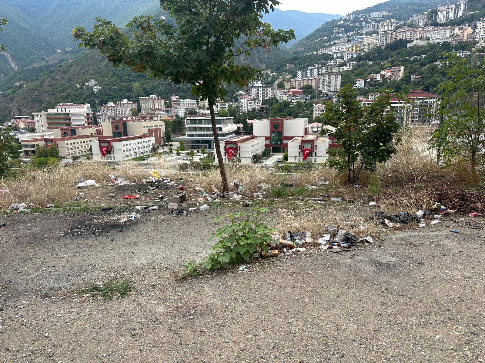 3-Artvin’e Girişte Utandıran Manzara: Çoruh Park Çöplüğe Döndü